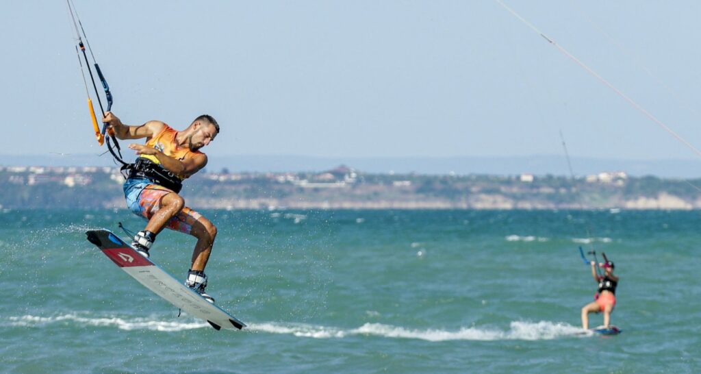 sport nautique : un homme faisant du kite surf sur la mer