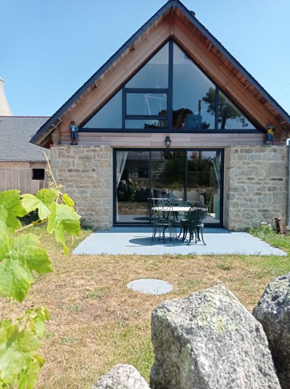 Gîte Melen de Tregunc. Vu sur la façade et la terrasse avec la table et les chaises