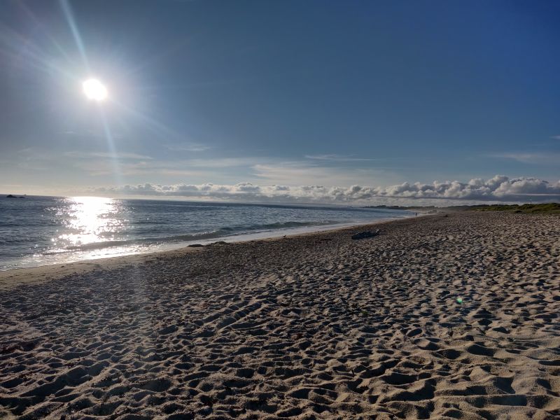 plage de trévignon  en Finistère sud avec le sable , le soleil et le beau ciel avec quelques nuages