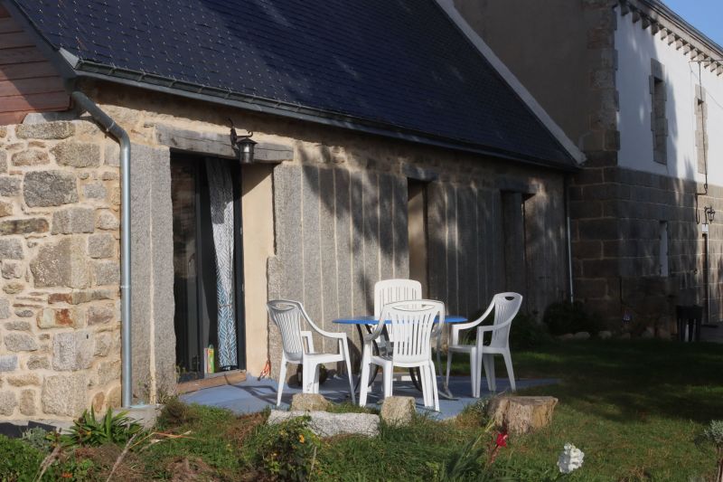 façade du gîte en pierres debouts