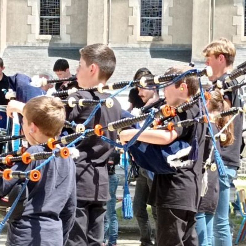 fête traditionnelle à Concarneau,  des enfants jouants de la cornemuse