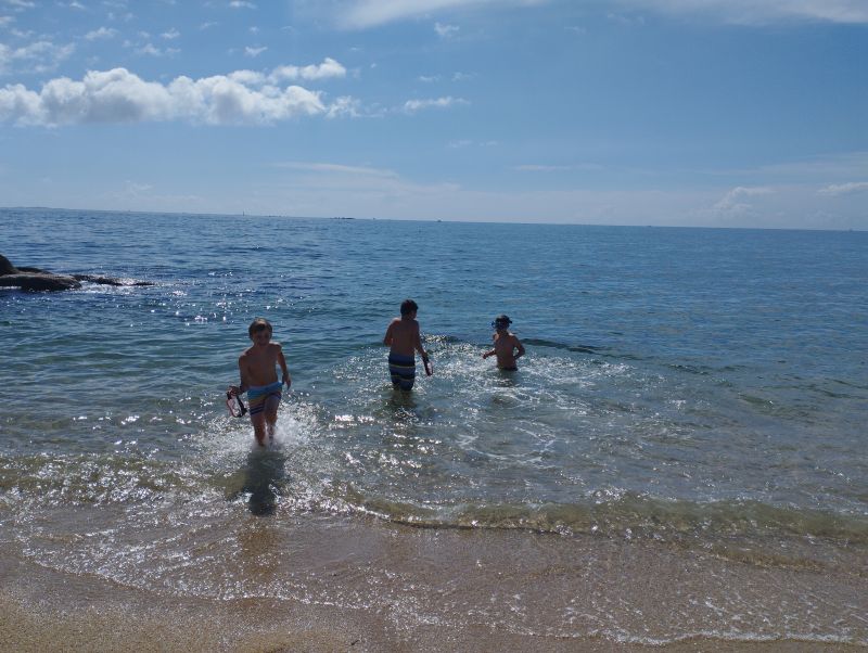 Enfant jouant dans la mer de Tregunc