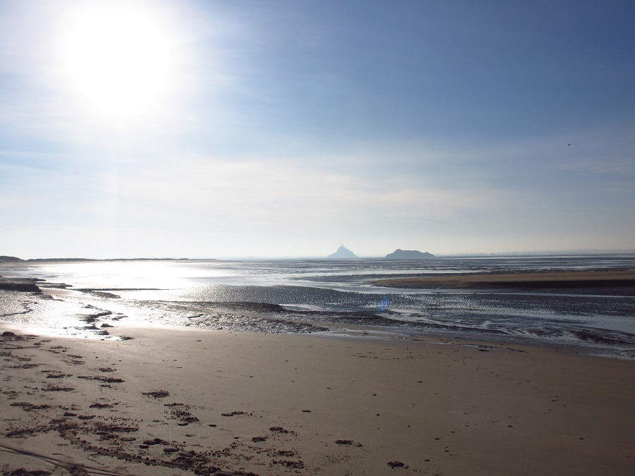 la baie du Mont saint Michel  marée haute. On voit la mer.