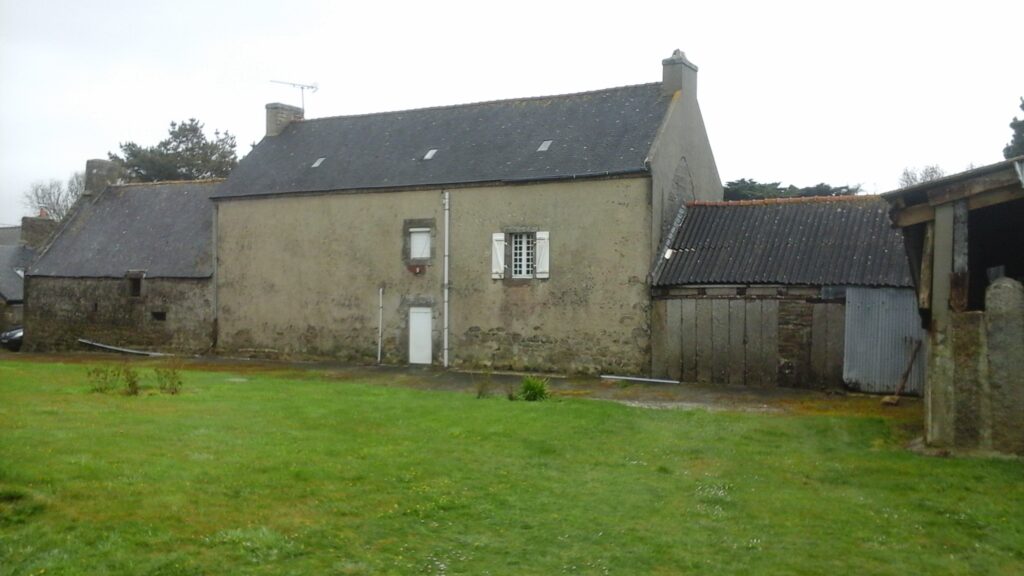 chaumière à gauche, grande maison et étable en pierres debout avant travaux