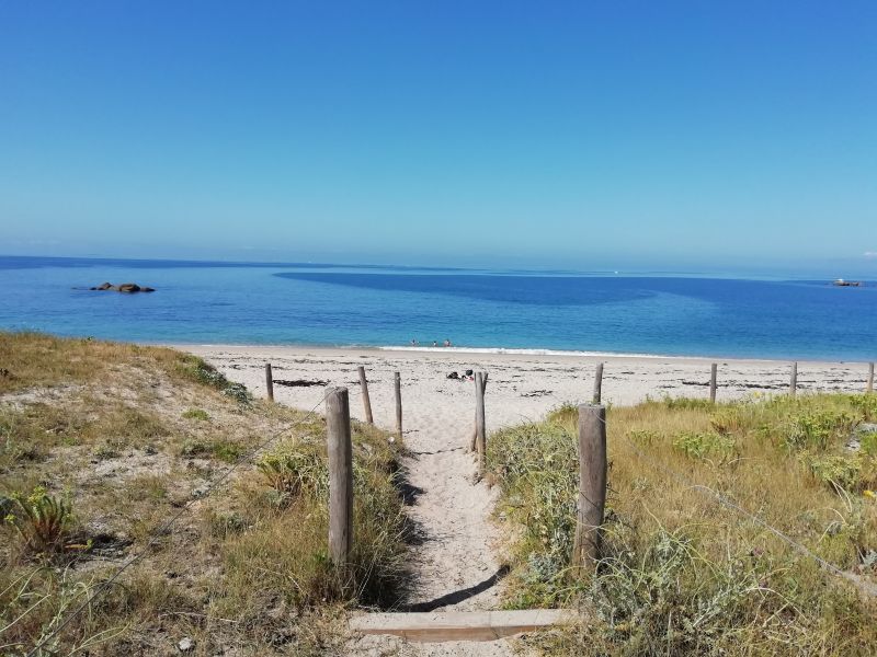 chemin conduisant à la plage face au gîte avec la mer d'un bleu magnifique